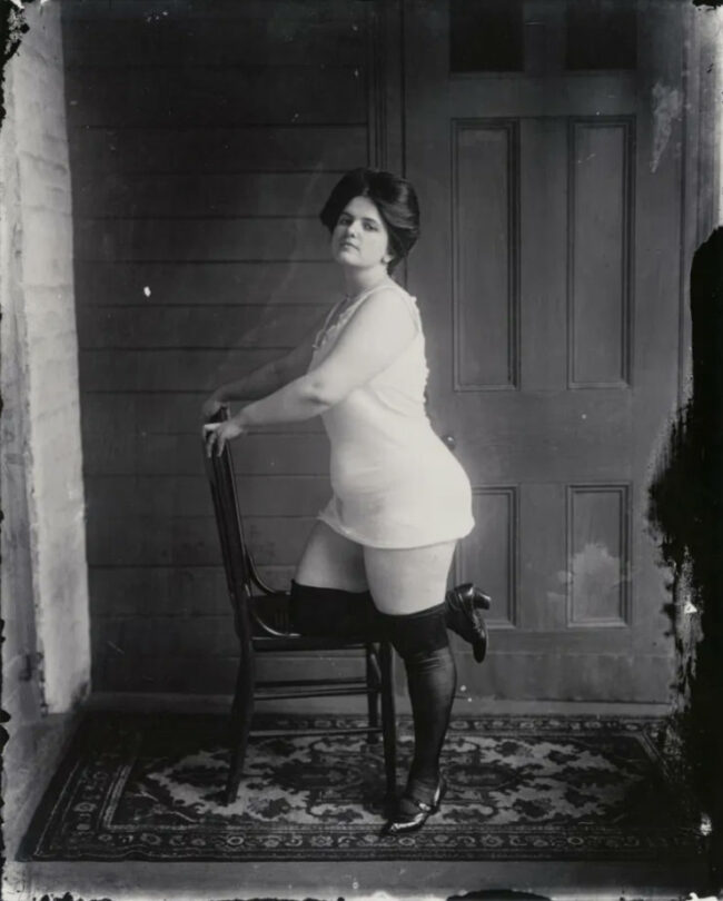 Eine Frau posiert in Unterwäsche auf einem Stuhl