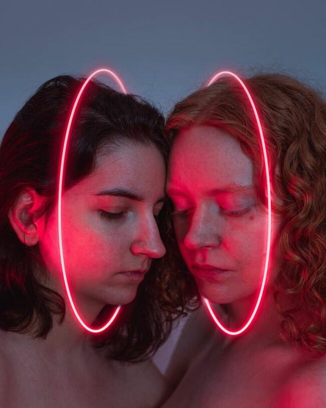Portrait zweier Personen mit roten Lichtkreisen