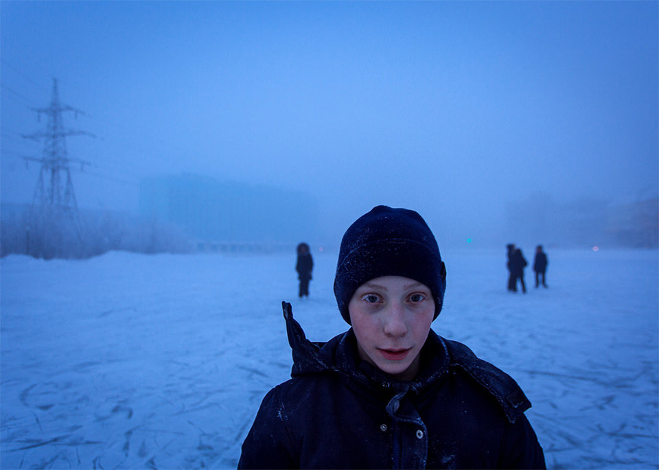 Ein Junge im Schnee