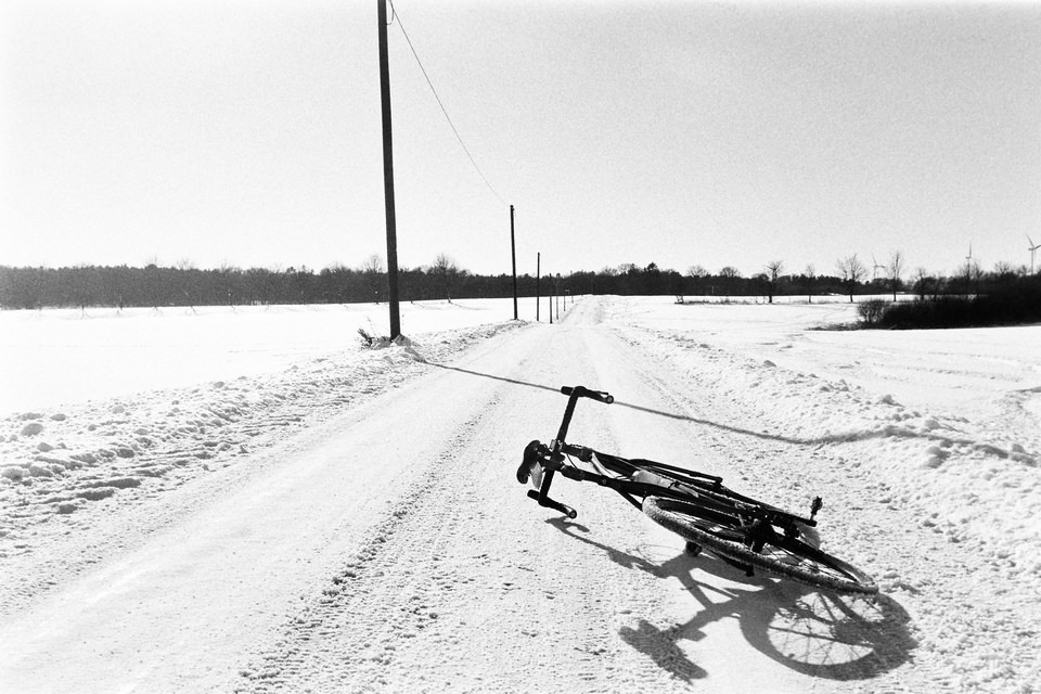 Fahrrad auf verschneiter Straße