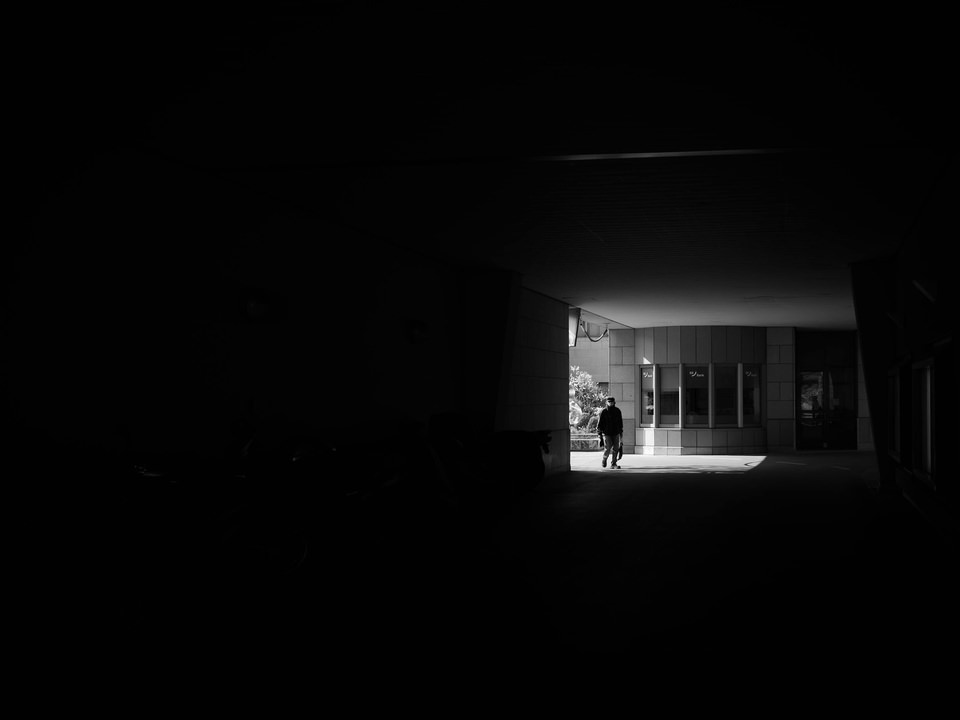Silhouette in dunkler Unterführung