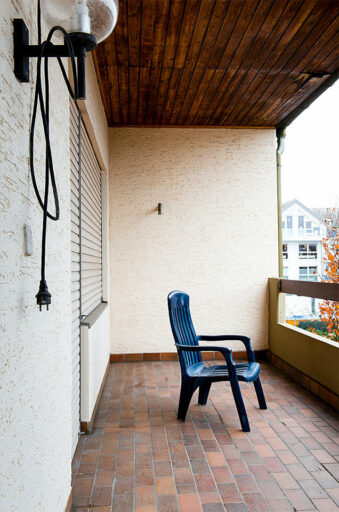 Gartenstuhl auf einem Balkon