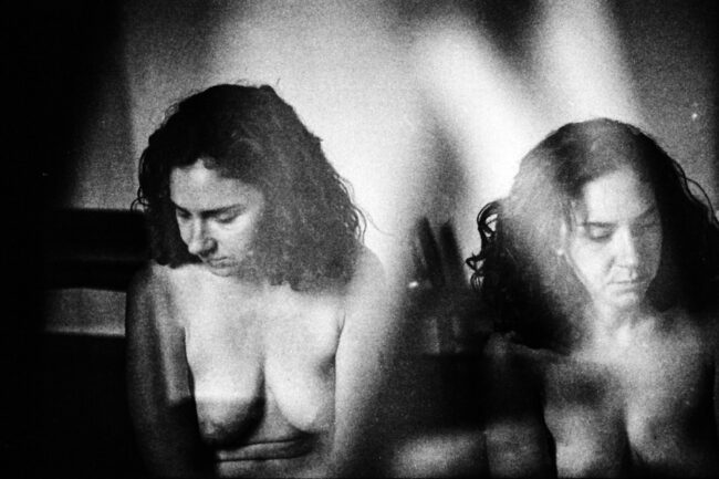 Zwei Frauen nackt in einem Bild mit Störelementen