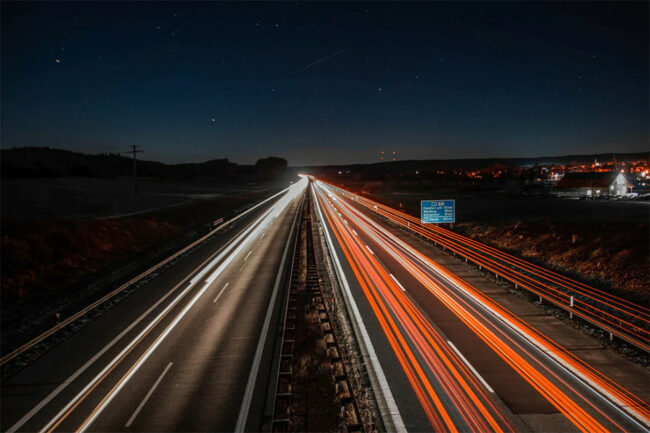 Autobahn in der Nacht