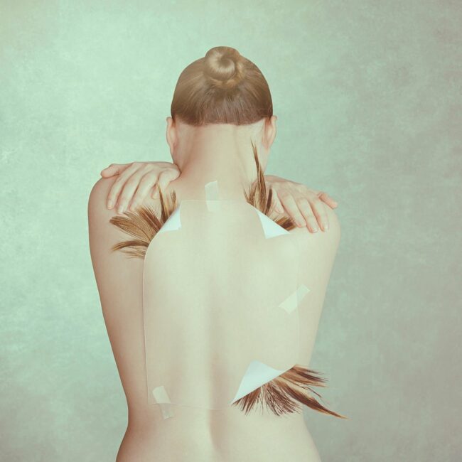 digitale Collage: Rücken mit verdeckten Haaren