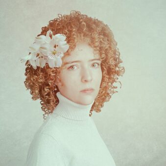 digitale Collage: Frau mit weißen Blütem im Haar