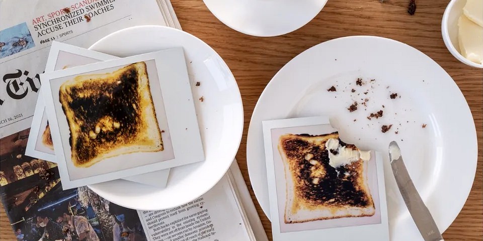Polaroids von verbrannten Toastscheiben auf Tellern