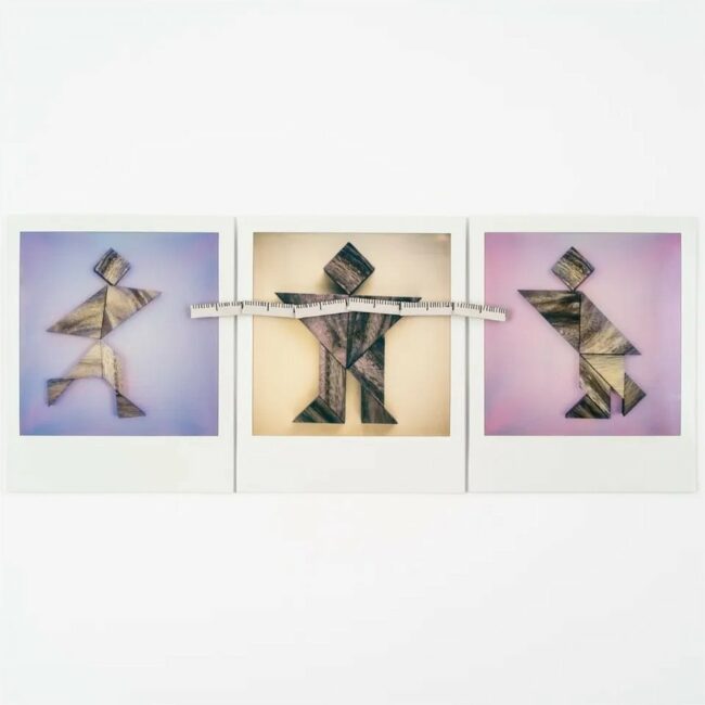 Polaroid-Triptychon mit Figuren als Personen und Zollstock