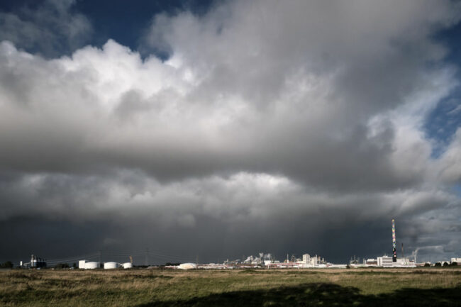 Industrieanlage mit schweren Wolken
