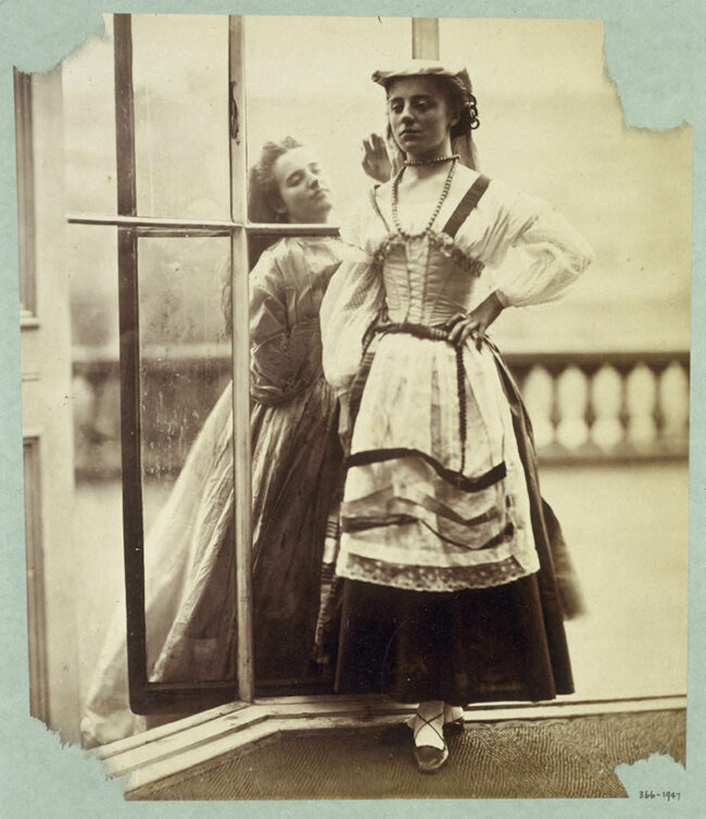 Zwei Frauen am Fenster