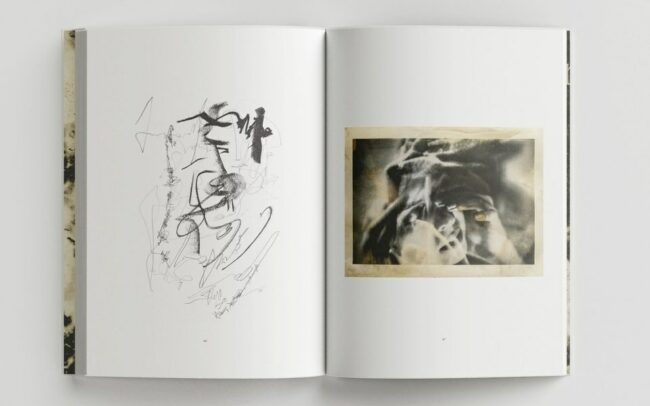 Fotobuch Doppelseite mit experimenteller Fotografie und abstrakter Zeichnung