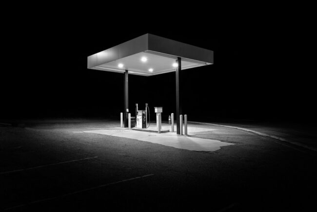 Tankstation in schwarzweiß bei Nacht