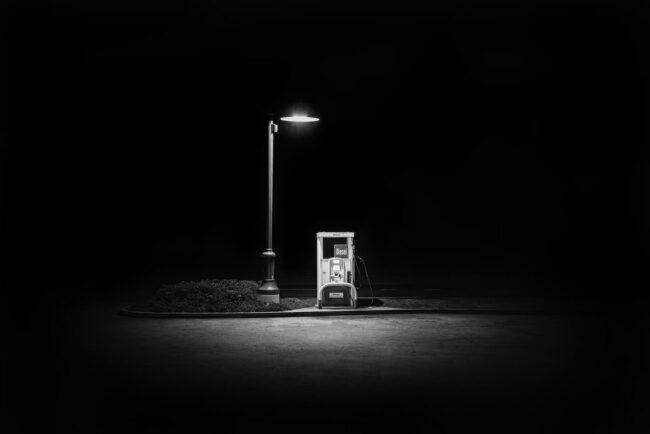 Kleine Tankstation in schwarzweiß