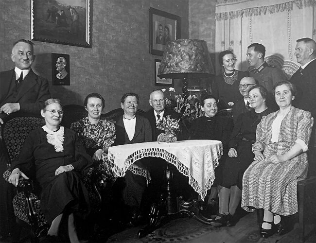 Gruppenbild Großfamilie im Wohnzimmer