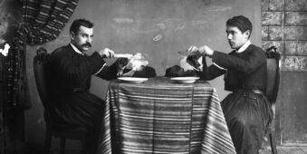 Zwei Männer beim Essen am Tisch