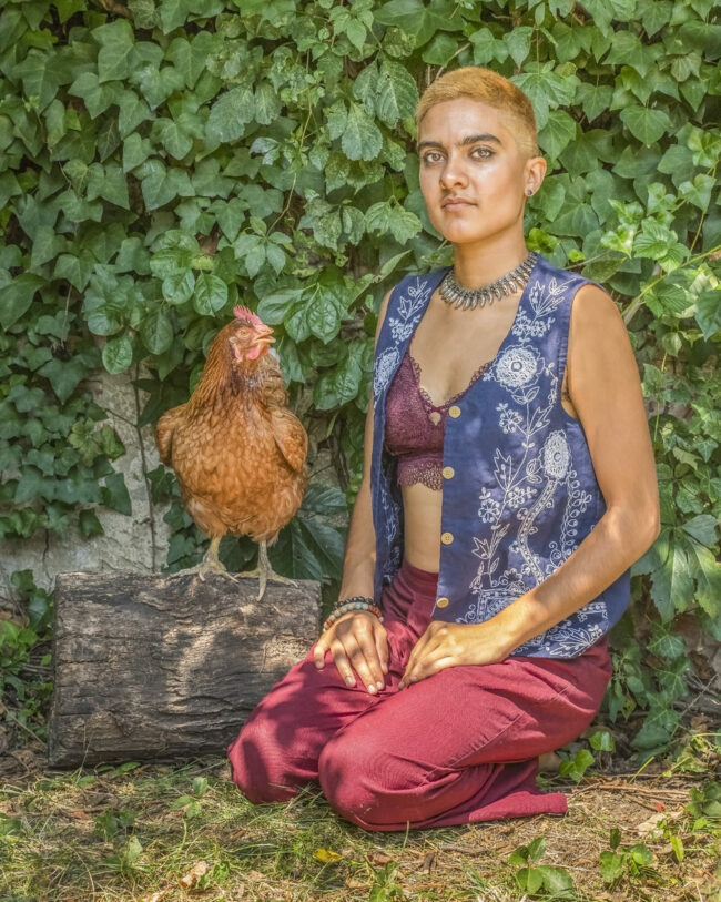 Frau posiert mit Huhn
