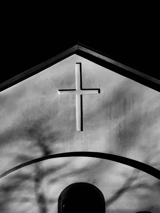 Kreuz an einer Hauswand