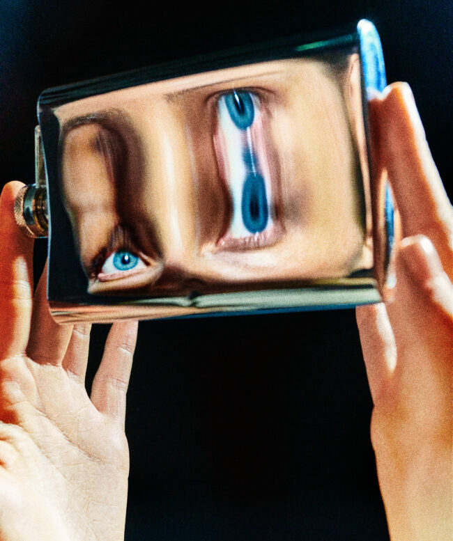 Surreale Aufnahme von Augen in einem Glas