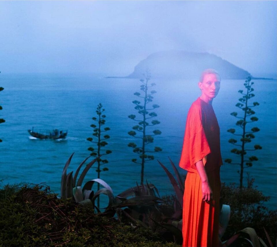 Surreale Aufnahme einer Frau vor einem See