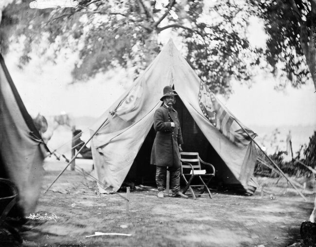 Offizier posiert vor einem Zelt