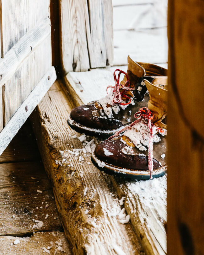 Schuhe mit Schnee bedeckt