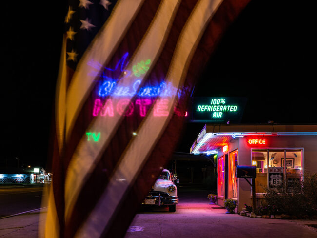 Motelschild durch eine amerikanische Flagge fotografiert
