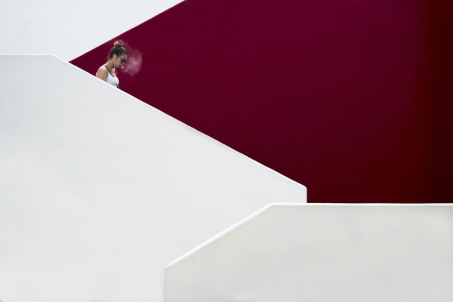 Grafisches Bild einer Frau auf einer Treppe