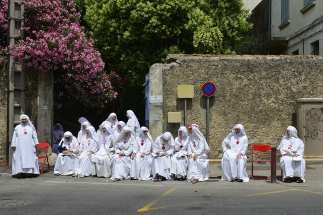 Nonnen sitzen an einer Straße