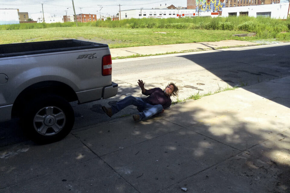 Mann stürzt auf einer Straße