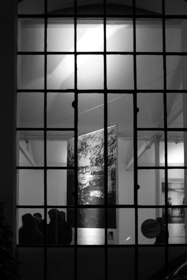 Blick durch ein Fenster in eine Ausstellung