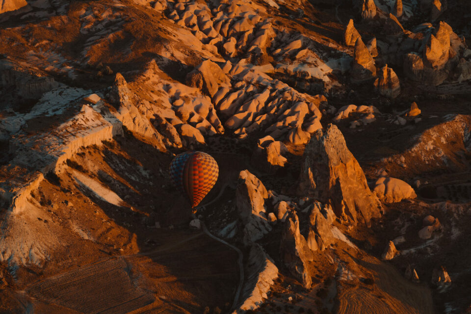 Ballon über einer Landschaft