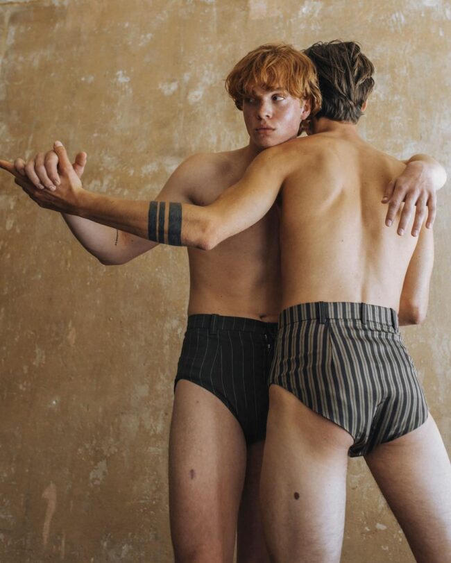 Zwei Männer tanzen in Unterwäsche