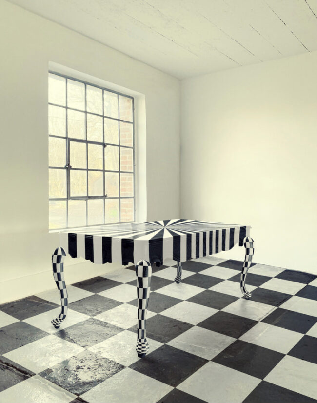 Tisch in Schwarzweiß-Design auf Schwarzweiß-Fließen