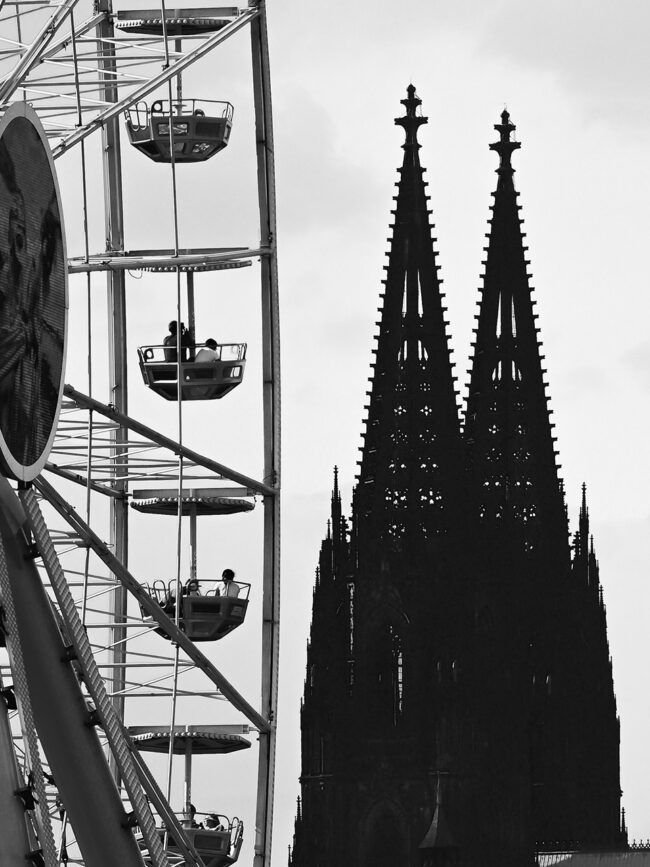 Kölner Dom mit Riesenrad im Vordergrund