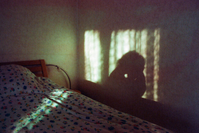 Schatten über einem Bett