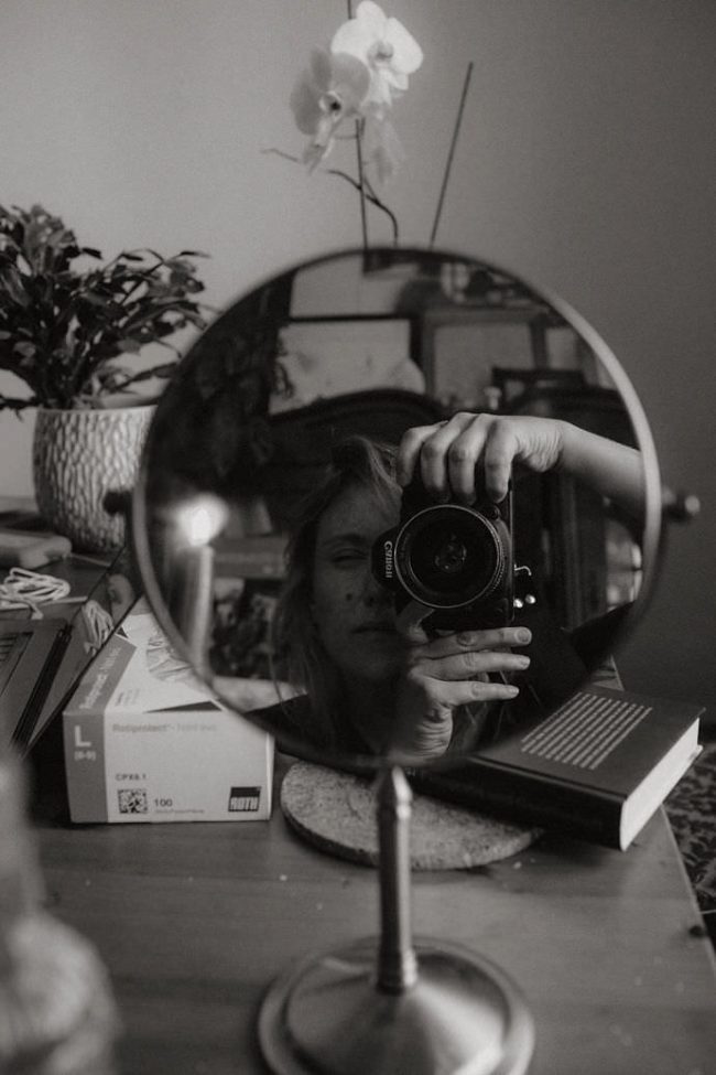 Selbstportrait mit Kamera im Spiegel