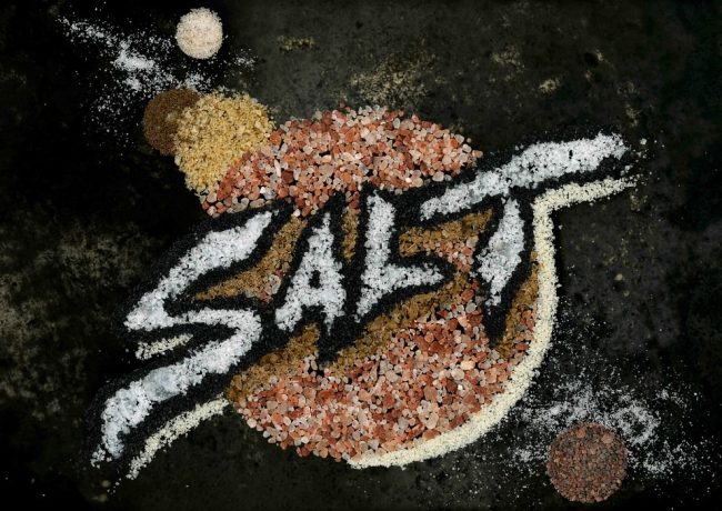 Food-Graffiti „Salt“ gelegt aus Kristallen verschiedener Salzarten.