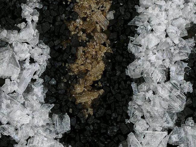 Detailaufnahme von verschiedenen Salzkristallen.