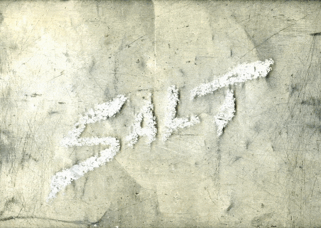 Animiertes Making-of des Food-Graffiti „Salt“ gelegt aus Kristallen verschiedener Salzarten.