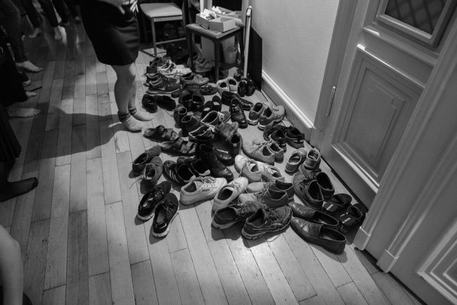 Viele Schuhe in einem Flur
