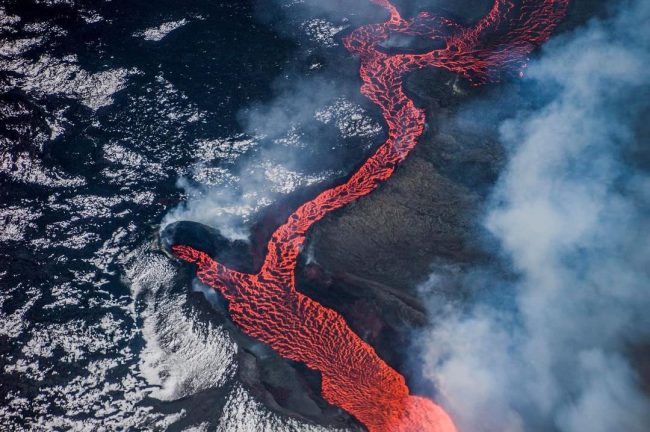 Landschaftsaufnahme mit Lavafluss eines Vulkanausbruchs.