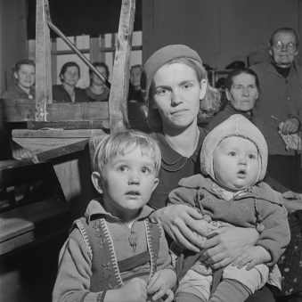 Portrait: Frau mit zwei Kindern.
