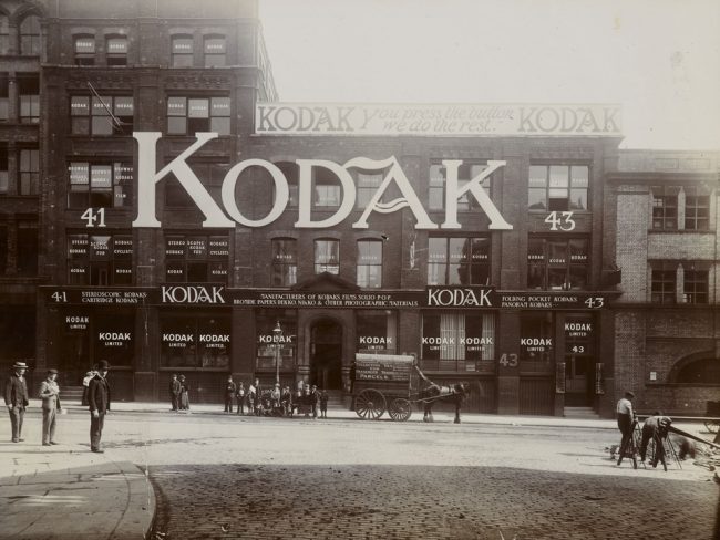 Hausfassade mit großem Schriftzug „Kodak“.