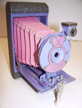Faltkamera in violetter Farbgebung